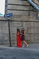 deux filles perdues interagissant avec un téléphone portable pour obtenir des directions à new york photo