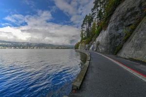 vue sur la digue le long du parc stanley à vancouver, canada. photo