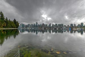 vue panoramique sur le centre-ville de vancouver depuis le parc stanley à vancouver, canada. photo