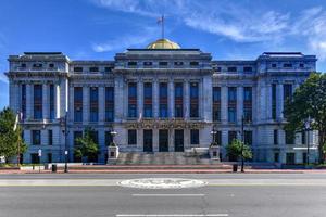 bâtiment de l'hôtel de ville de newark. le bâtiment est un bâtiment de cinq étages avec un dôme doré photo