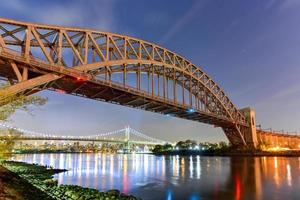 Hell Gate Bridge et Triboro Bridge la nuit, à Astoria, Queens, New York. photo