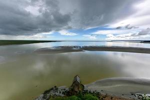 eau autour de la cathédrale du mont saint-michel sur l'île, normandie, nord de la france, europe. photo