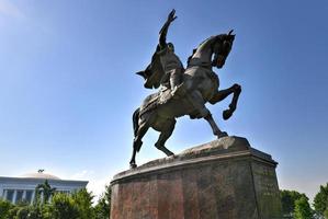 tachkent, ouzbékistan - 8 juillet 2019 - monument à amir timur sur la place amir timur à tachkent, ouzbékistan. photo