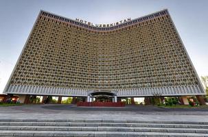 tachkent, ouzbékistan - 8 juillet 2019 - hôtel ouzbékistan construit dans le style soviétique dans le centre de tachkent. photo