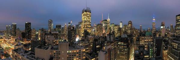 new york city - 9 mai 2019 - vue panoramique sur les gratte-ciel du centre-ville de manhattan à new york pendant la tombée de la nuit. photo