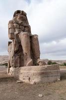 collosi de memnon - louxor, egypte photo