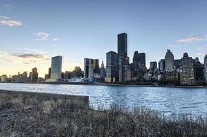 vue sur manhattan depuis l'île roosevelt photo