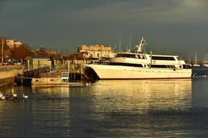 coucher de soleil sur le canal, à sheepshead bay, brooklyn, new york. photo