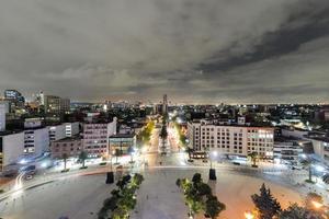 toits de la ville de mexico la nuit depuis le monument à la révolution mexicaine. photo
