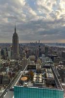 vue aérienne du centre-ville et du centre-ville de manhattan, new york city. photo