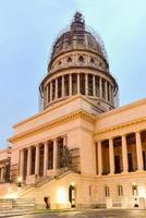 bâtiment de la capitale nationale au crépuscule à la havane, cuba. photo