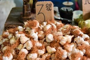 ail à vendre sur un stand de fruits dans la vieille havane, cuba. photo