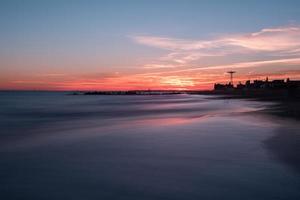 coucher de soleil sur la plage de coney island à brooklyn, new york. photo
