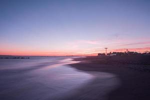 coucher de soleil sur la plage de coney island à brooklyn, new york. photo