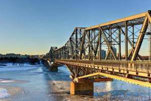 pont alexandra reliant québec et ontario, gatineau et ottawa au canada. photo