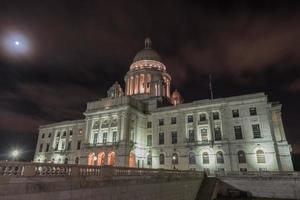 la maison d'état de rhode island, la capitale de l'état américain de rhode island la nuit. photo