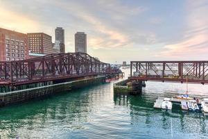 port de boston dans le massachusetts, états-unis avec son mélange d'architecture moderne et historique. photo