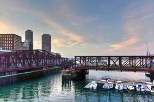 port de boston dans le massachusetts, états-unis avec son mélange d'architecture moderne et historique. photo