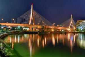 boston léonard p. pont commémoratif de zakim bunker hill la nuit à bunker hill massachusetts, états-unis. photo