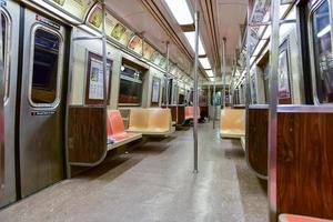 intérieur de la voiture de métro de new york lorsqu'il est vide. photo