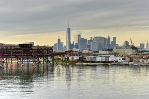 vue sur le centre-ville de manhattan depuis red hook, brooklyn, new york. photo