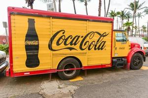 san juan, porto rico - 25 décembre 2015 - camion de livraison classique de coca-cola à san juan, porto rico. photo