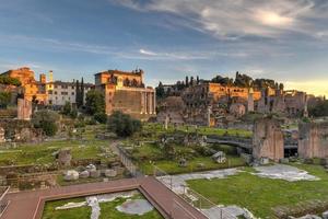 ruines antiques du forum romain de trajan à rome, italie photo