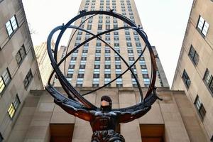 new york, ny - 14 nov. 2020 - la société immobilière tishman speyer a installé des masques sur l'atlas et d'autres statues classiques du centre rockefeller pour encourager les new-yorkais à porter des masques covid-19. photo