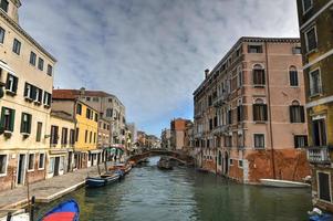 architecture le long des nombreux canaux de venise, italie. photo