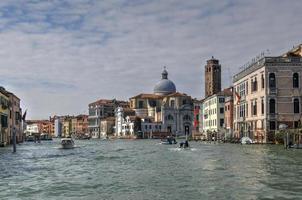 l'église de san geremia sur le grand canal à venise. photo