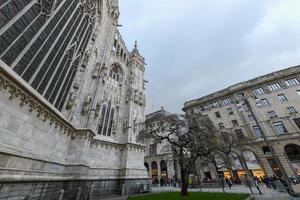 cathédrale de milan, duomo di milano, l'une des plus grandes églises du monde, sur la place piazza duomo dans le centre-ville de milan en italie. photo