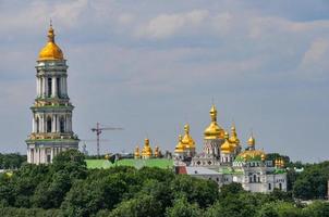 vue aérienne du monastère de la grotte de kiev à kiev, en ukraine. photo