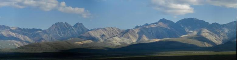 vue sur une chaîne de montagnes dans le parc national de denali, en alaska, par un beau jour d'été photo