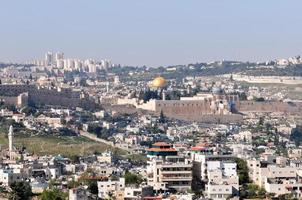 vue panoramique sur le vieux jérusalem blanc. la promenade armon hanatziv surplombe la majeure partie de jérusalem et offre une belle vue sur la ville. photo