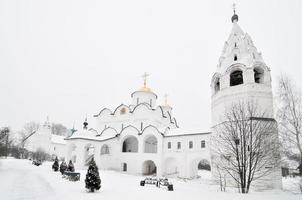 monastère de pokrovsky dans l'ancienne ville de souzdal dans l'anneau d'or de la russie. photo