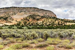 formations rocheuses le long de la route du canyon johnson dans l'utah, états-unis. photo