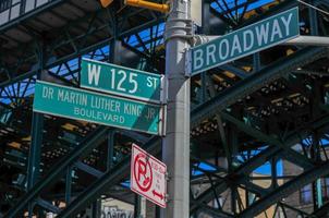 new york city à l'intersection de la 125e rue et de broadway à harlem. photo