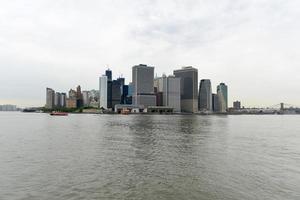 horizon de la ville de new york depuis l'île du gouverneur. photo