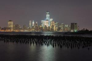 horizon de new york depuis la ville de jersey, new jersey la nuit. photo