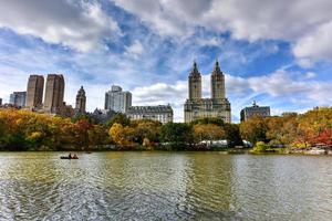 vue sur le parc central sur le lac à new york à l'automne. photo