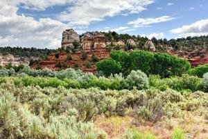 formations rocheuses le long de la route du canyon johnson dans l'utah, états-unis. photo