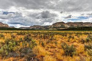 formations rocheuses le long de la route du canyon johnson dans l'utah, états-unis. photo