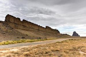 Shiprock est un monadnock s'élevant à près de 1 583 pieds au-dessus de la haute plaine désertique de la nation navajo dans le comté de San Juan, au Nouveau-Mexique, aux États-Unis. photo