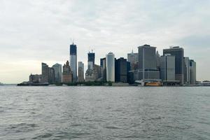 horizon de la ville de new york depuis l'île du gouverneur. photo