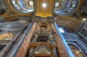 cité du vatican - 23 mars 2018 - intérieur du dôme de saint pierre dans la cité du vatican, rome, italie photo