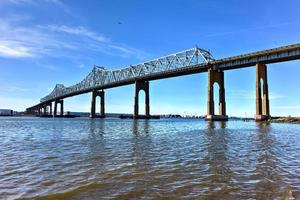 la traversée du pont extérieur est un pont en porte-à-faux qui enjambe l'arthur kill. l'outerbridge, comme on l'appelle souvent, relie perth amboy, new jersey, à staten island, new york. photo