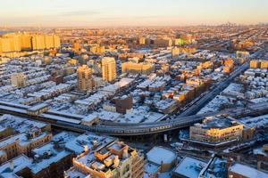 Vue aérienne d'une plage couverte de neige de Coney Island pendant l'hiver au lever du soleil à Brooklyn, New York photo