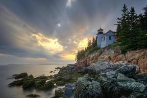 phare de bass harbour dans le parc national d'acadia, maine au coucher du soleil. photo