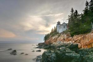 phare de bass harbour dans le parc national d'acadia, maine au coucher du soleil. photo