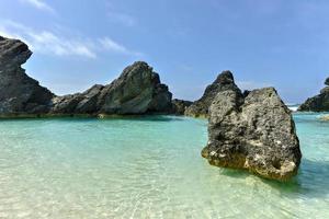 eaux cristallines de l'anse Horseshoe Bay aux Bermudes. photo